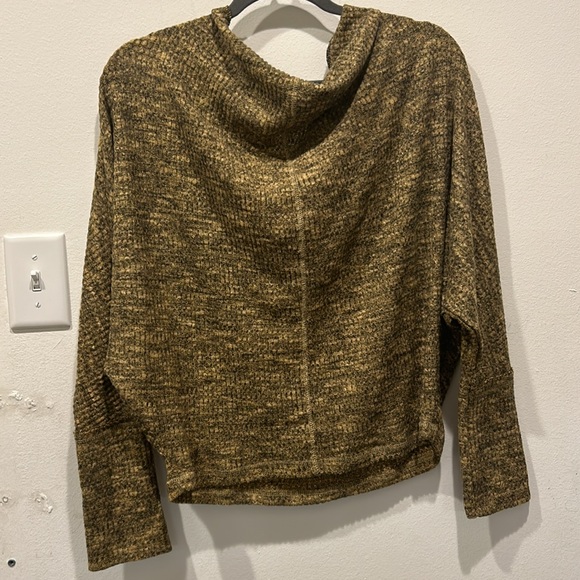 Elan lightweight sweater size medium. Cowl neck - Picture 2 of 4